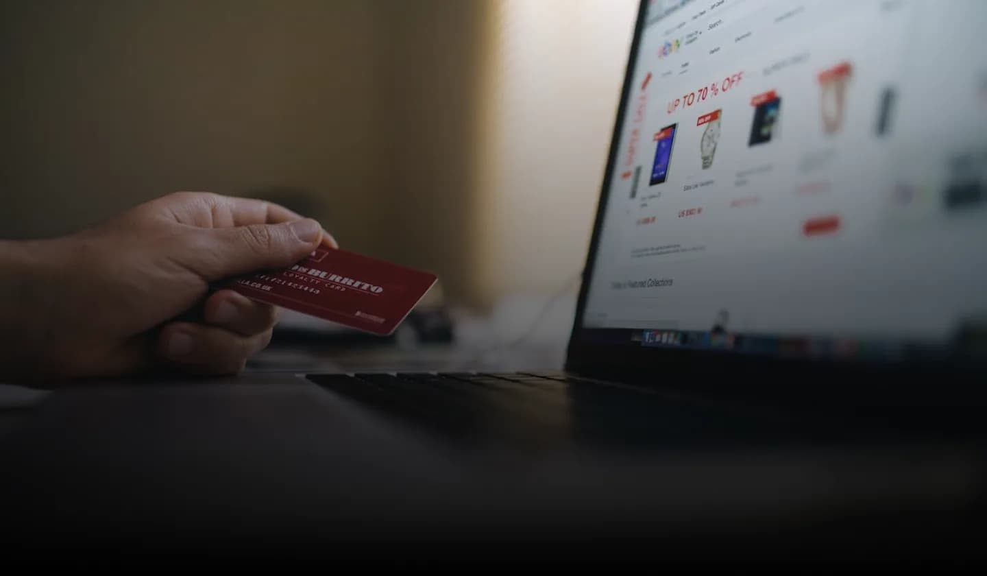 ノートパソコンでクレジットカードを使用してeコマース購入のオンライン支払いチェックアウト